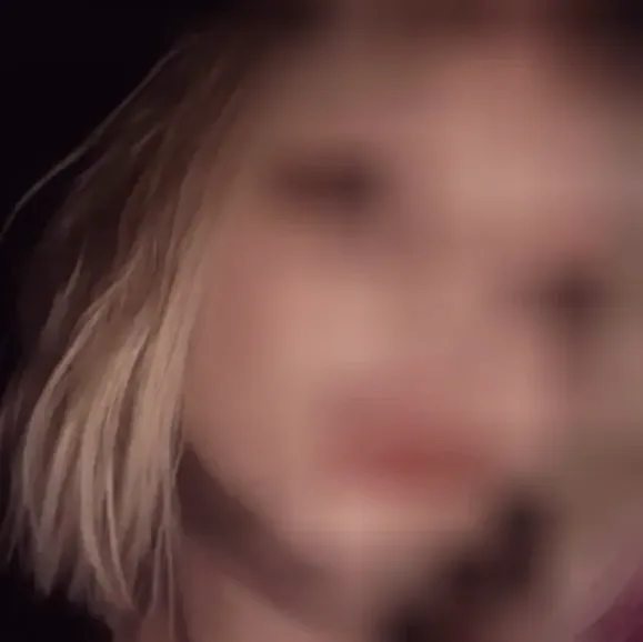 Büsra, 19