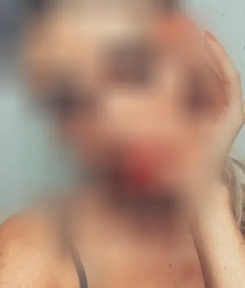 Manuela, 37