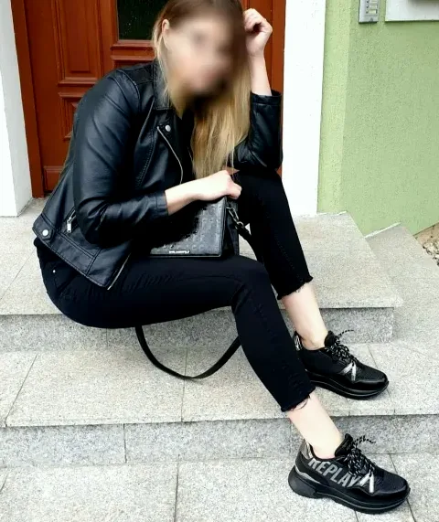 Neele, 37